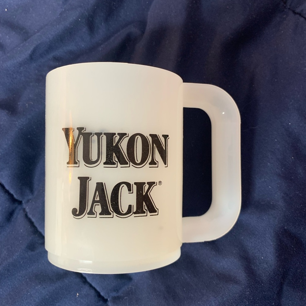 vintage 1989 Yukon Jack 4 plastic mugs with light sticks NIB promotional items